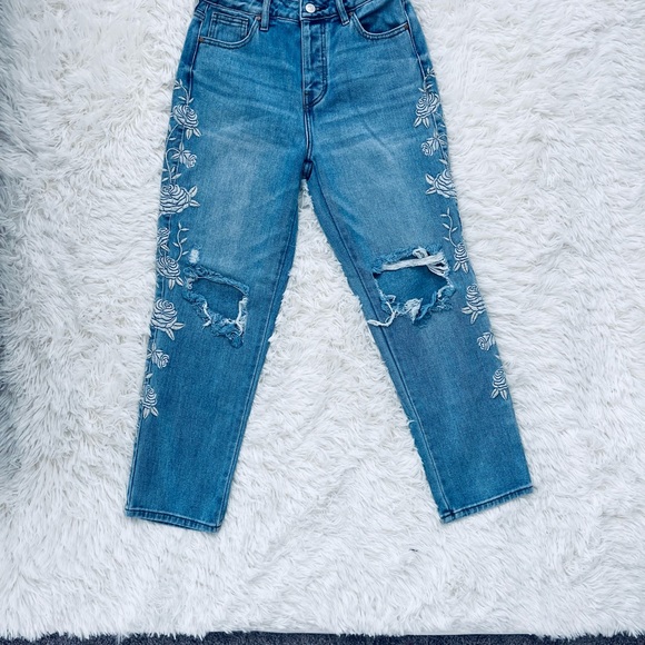 PacSun Denim - PacSun Embroidered mom Blue Jean five pocket button fly size 25